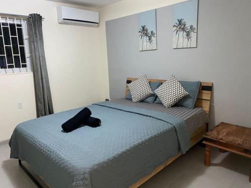 een slaapkamer met een bed met blauwe lakens en kussens bij 4BlessingsCuracao 1B in Willemstad