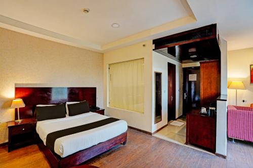 een slaapkamer met een groot bed in een kamer bij Townhouse 1339 Hotel Anamika Enclave in Gurgaon