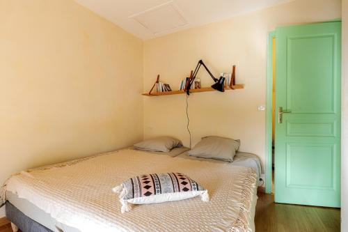 a bedroom with a bed with a pillow on it at Gîte à la campagne, 30 min des plages du Morbihan in Pluvigner