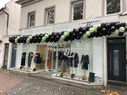 a store front with a bunch of black and green balloons at Ferienwohnung Delta in Heinsberg