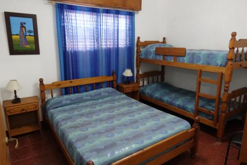 um quarto com 2 beliches e uma janela em Departamentos VILLAHERMOSA de Un Dormitorio - Dos Dormitorios y Monoambientes em San Clemente del Tuyú