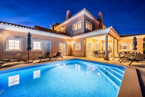 Πισίνα στο ή κοντά στο Extraordinary Villa on an elevated position in Quinta do Lago