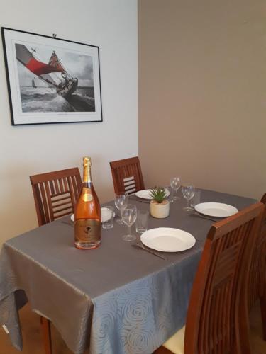 - une table avec une bouteille de vin et des verres dans l'établissement Appartement 3 chambres 5 couchages, à Versailles