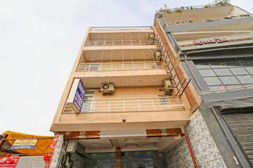 een gebouw met een balkon aan de zijkant bij HOTEL CRORE GRAND BHARAT STAY in New Delhi