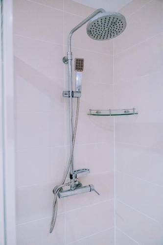 a shower with a shower head in a bathroom at Beira Terrace Hotel in Beira
