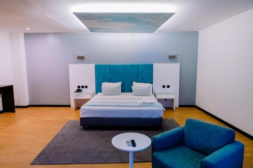 1 dormitorio con cama, sofá y mesa en Beira Terrace Hotel en Beira