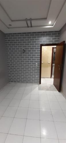 una habitación vacía con una pared de ladrillo y una puerta en Appart casa en Casablanca