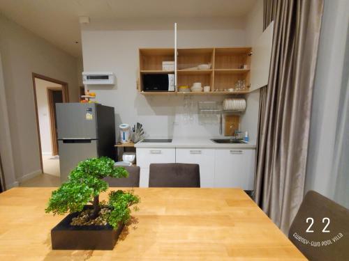 een keuken met een tafel met een bonsaiboom erop bij 22Pool villa Hua-Hin in Hua Hin