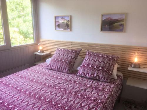 - un lit violet dans une chambre avec 2 fenêtres dans l'établissement Appartement au Cœur de Ville : 6/8 personnes, à Briançon