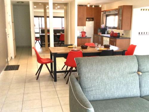 une cuisine et une salle à manger avec une table et des chaises dans l'établissement Appartement au Cœur de Ville : 6/8 personnes, à Briançon
