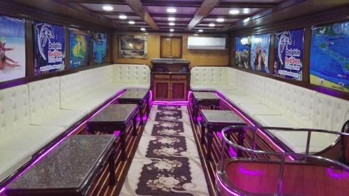 un vagón de tren con asientos blancos e iluminación púrpura en VIP Yacht Daily RENT en Sharm El Sheikh