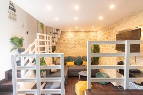 - une chambre avec 2 lits superposés et un escalier dans l'établissement Duplex Parisien charmant métro13, à Paris