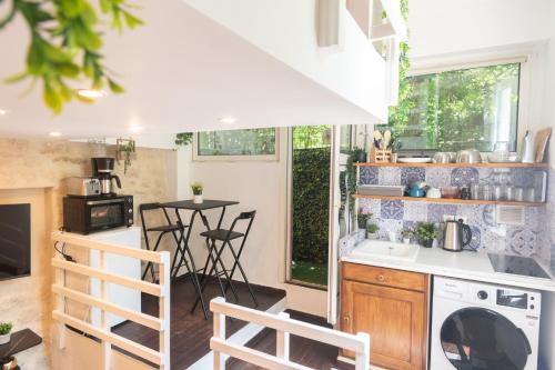 une cuisine avec un évier et un lave-vaisselle dans l'établissement Duplex Parisien charmant métro13, à Paris