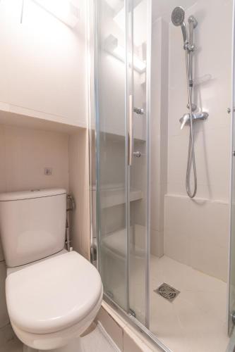 une salle de bain avec toilettes et douche dans l'établissement Duplex Parisien charmant métro13, à Paris