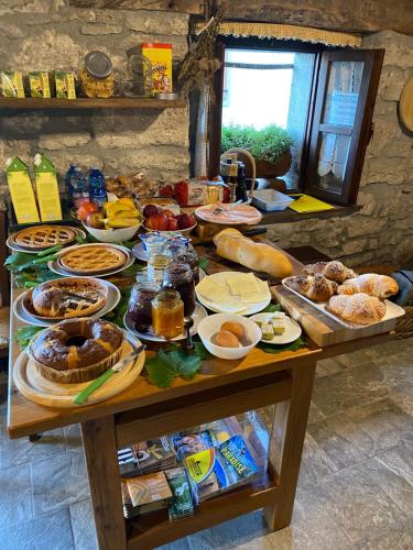 una mesa con muchos tipos diferentes de comida en ella en Il Riccio E Il Gufo en Cepletischis