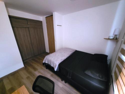 - une petite chambre avec un lit et une porte dans l'établissement Exclusive Private Brand New-Room, à Bogotá