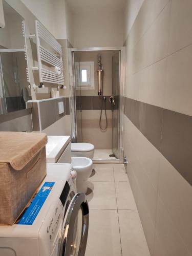 波隆那的住宿－Casa nel Parco，一间带洗衣机和卫生间的小浴室