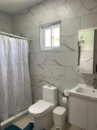Ванна кімната в Cozy apartment in Savaneta