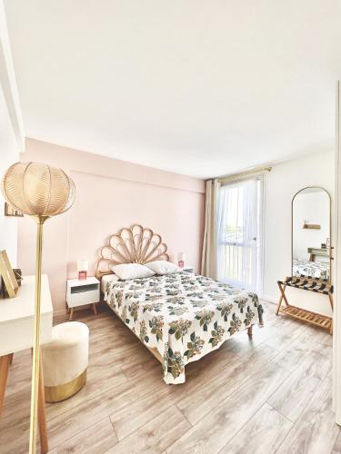 une chambre blanche avec un lit et une grande fenêtre dans l'établissement Appartement face gare / centre, à Argenteuil