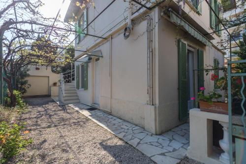 un bâtiment avec une passerelle menant à une porte dans l'établissement appartement 1er étage, à Antibes