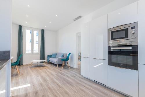 une cuisine avec un réfrigérateur et un micro-ondes dans l'établissement appartement 1er étage, à Antibes