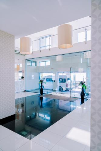 a room with glass walls and two vases on the floor at Beira Terrace Hotel in Beira