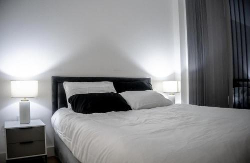 Postelja oz. postelje v sobi nastanitve Immaculate 2-Bed Apartment in Canary Wharf