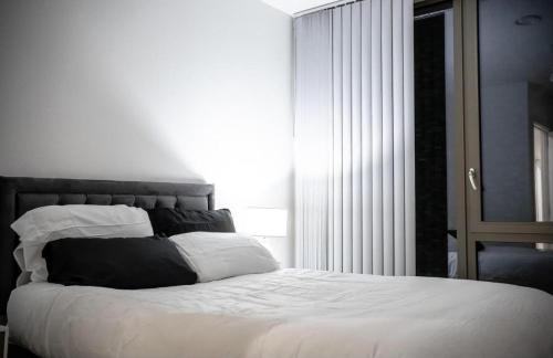 Postelja oz. postelje v sobi nastanitve Immaculate 2-Bed Apartment in Canary Wharf