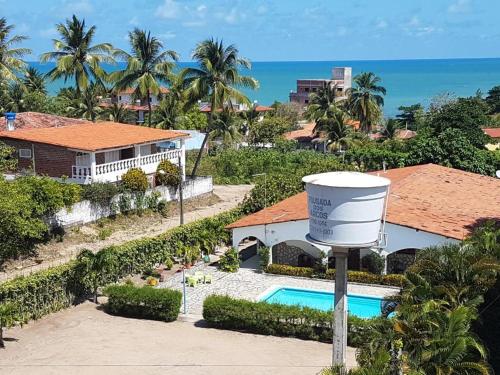 - une vue sur une maison et une piscine dans l'établissement Pousada dos Arcos e Condomínio, à Conde