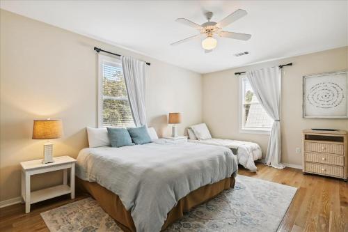 1 dormitorio con 2 camas y ventilador de techo en Sweet Magnolia, en Grayton Beach
