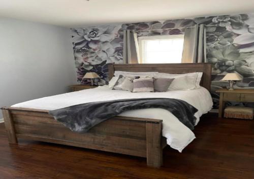 Un pat sau paturi într-o cameră la Two Bed Apartment In Mid West