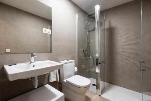 La salle de bains est pourvue de toilettes, d'un lavabo et d'une douche. dans l'établissement Portuko. Basquenjoy, à Fontarrabie