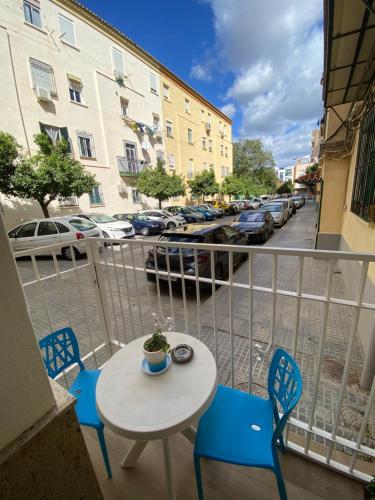 d'un balcon avec une table, des chaises et une rue. dans l'établissement Casa El Capitán, à Malaga