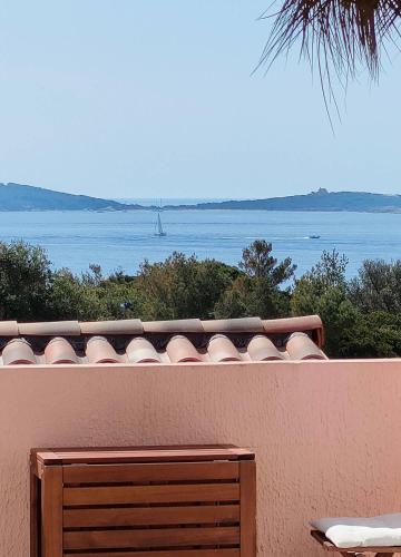 Photo de la galerie de l'établissement GIEDES Appartement pour 4 personnes avec vue mer face à Porquerolles et piscine situé à Giens, à Hyères