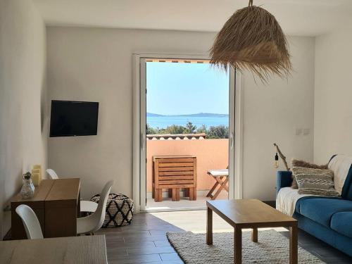 Photo de la galerie de l'établissement GIEDES Appartement pour 4 personnes avec vue mer face à Porquerolles et piscine situé à Giens, à Hyères