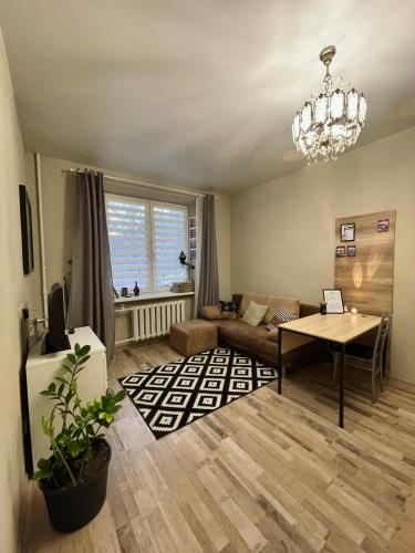 Apartment Kyiv في كييف: غرفة معيشة مع أريكة وطاولة