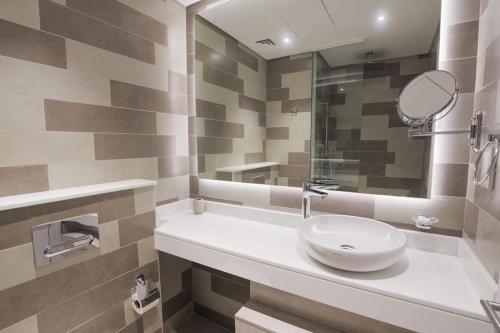a bathroom with a sink and a mirror at Modern 1 bedroom at Palm Jumeirah in Dubai