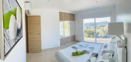 um quarto branco com uma cama e uma janela em Brand New Luxury Villa 6BR 11pax AC Heated Pool em Cagnes-sur-Mer