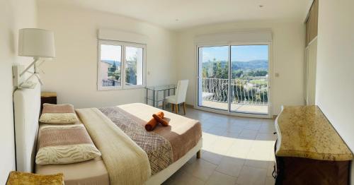 um quarto com uma cama com um urso de peluche em Brand New Luxury Villa 6BR 11pax AC Heated Pool em Cagnes-sur-Mer