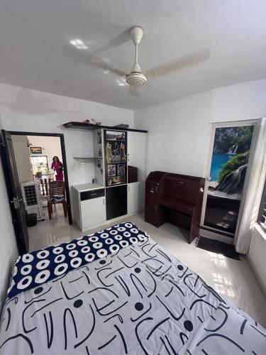 Un dormitorio con una cama grande y una ventana en Chaithritha Ladies Only Homestay en Thiruvananthapuram