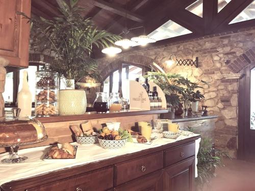 uma cozinha com um balcão com pão e outros alimentos em CLUB HOUSE - ASD Sacramento Golf em Sabaudia