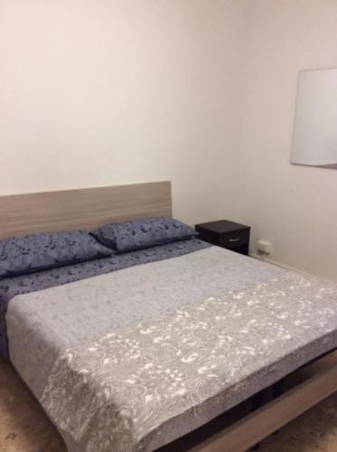 1 dormitorio con 1 cama con colcha blanca en CasaGiulia2Apartament, en Pisa