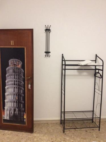 una habitación con una puerta con una foto de la torre inclinada en CasaGiulia2Apartament, en Pisa