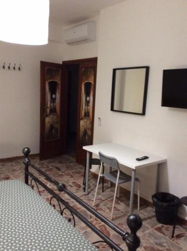 una stanza con tavolo, tavolo e specchio di CasaGiulia2Apartament a Pisa