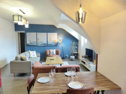 un salon avec une table, des chaises et un canapé dans l'établissement Les toits de Talensac - 4pers - Hypercentre, à Nantes