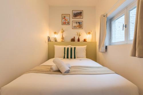 - une petite chambre avec un lit et une fenêtre dans l'établissement Studio fonctionnel, équipé avec jardin proche gare, à Tourcoing