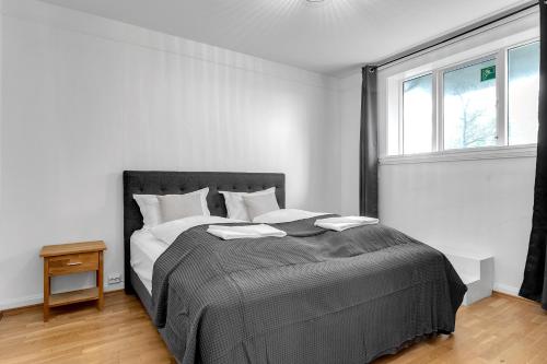 um quarto branco com uma cama grande e uma janela em Eiriksgata Apartments by Heimaleiga em Reykjavík