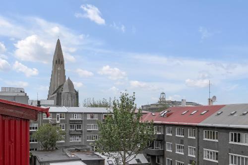 uma vista para o horizonte da cidade com uma torre de igreja em Eiriksgata Apartments by Heimaleiga em Reykjavík