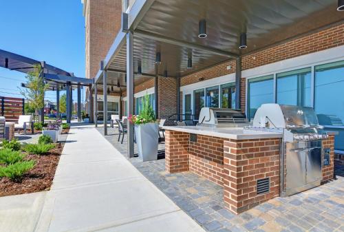 an outdoor kitchen with a grill on a patio at TownePlace Suites by Marriott Jackson Airport/Flowood in Flowood