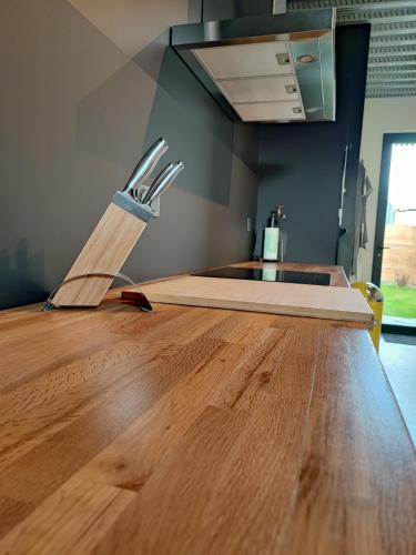 un couteau assis sur une table en bois dans l'établissement Le Loft - Cocon industriel, à Arques-la-Bataille